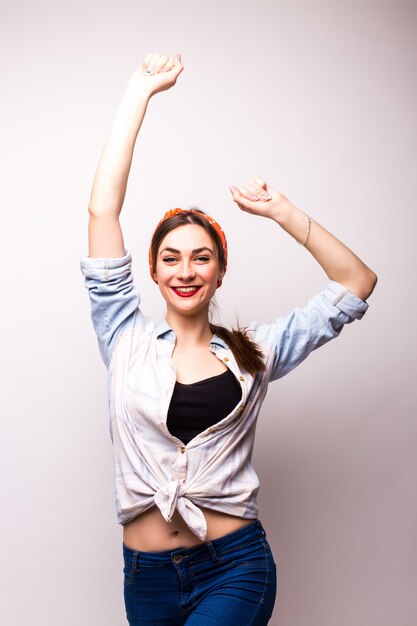 Adolescent danse heureux avec les bras