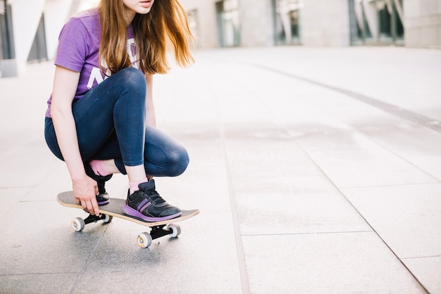 Photo gratuite adolescent essayant de faire du skateboard