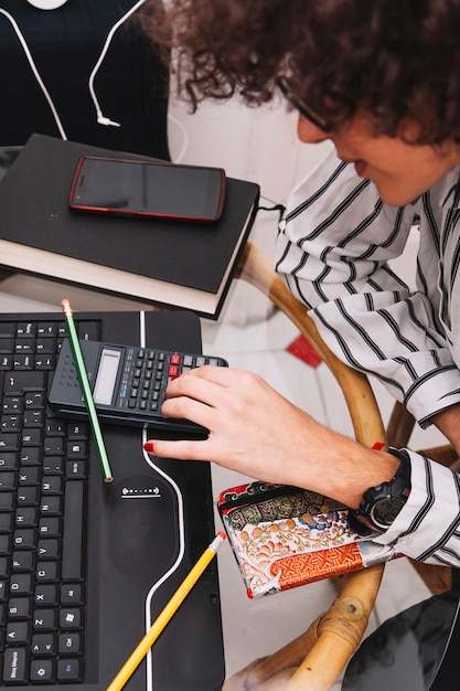 Photo gratuite d'un adolescent faisant des calculs