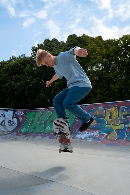 Adolescent faisant un tour sur une planche à roulettes