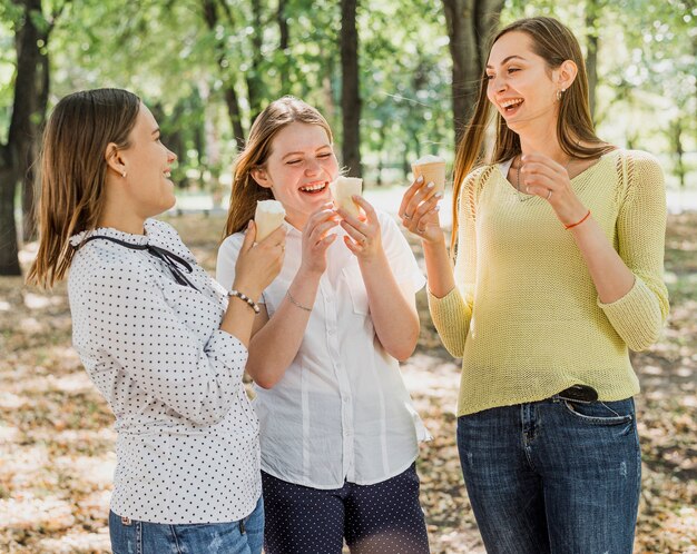 Adolescent filles appréciant la crème glacée ensemble