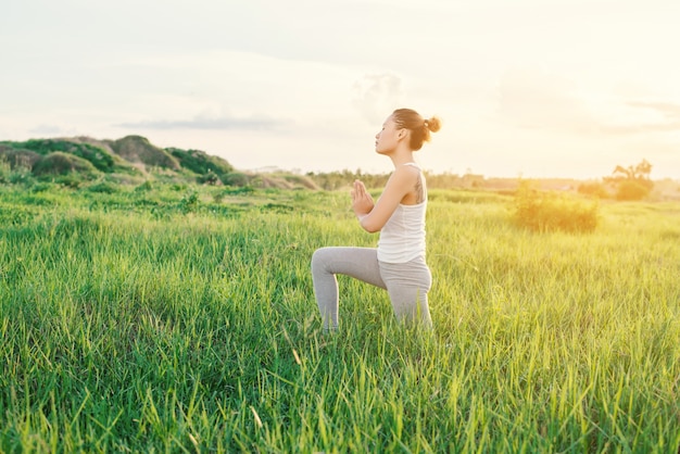 adolescent flexible travaillant en plein air