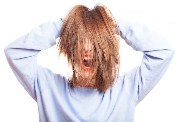 adolescent fou jouer avec ses cheveux