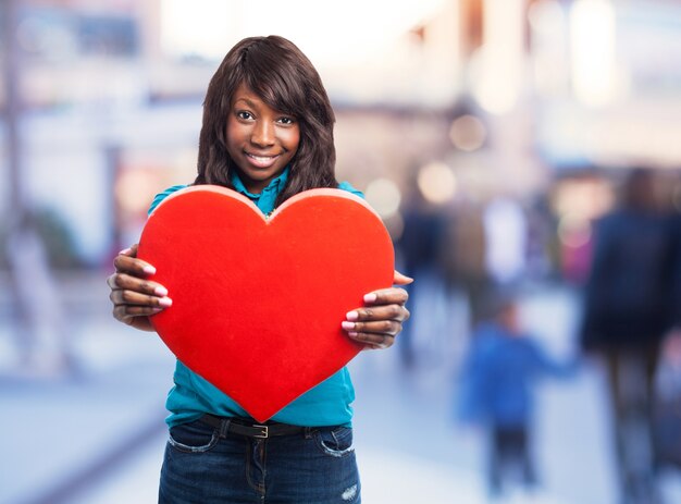 Adolescent avec un grand coeur en attente pour son petit ami