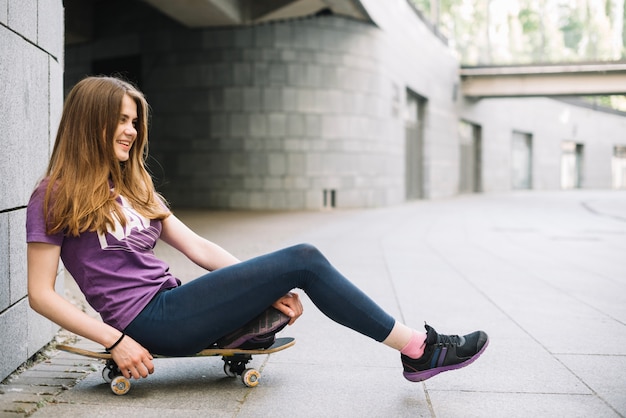 Photo gratuite adolescent heureux sur la planche à roulettes