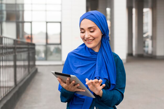 Adolescent heureux à la recherche sur sa tablette