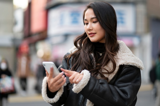 Photo gratuite adolescent japonais s'amusant dans la ville