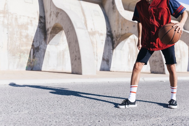 Adolescent, jouer, basket-ball, dehors