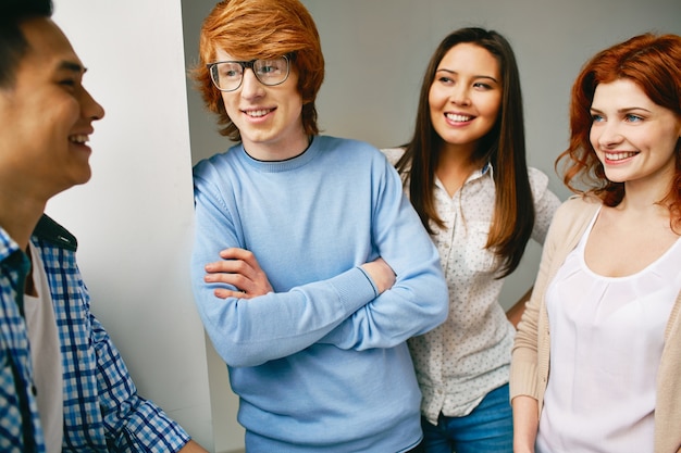 Adolescent avec le maillot bleu et les bras croisés