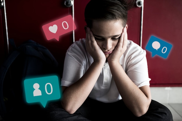 Photo gratuite adolescent malheureux avec peu d'engagement dans les médias sociaux