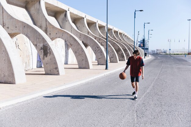 Adolescent, marche, rue, basket-ball