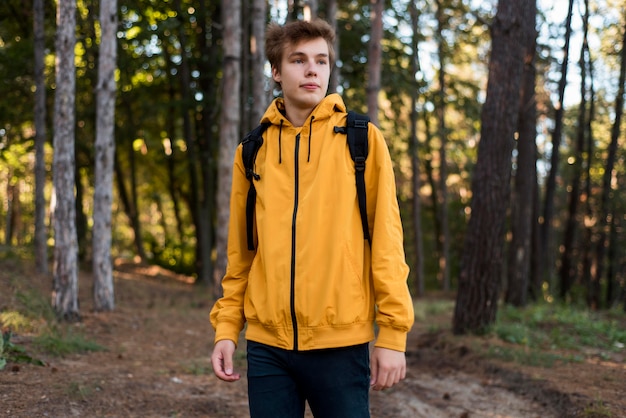 Photo gratuite adolescent à mi-tir en forêt