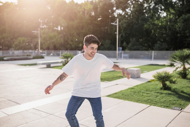 Adolescent, patinage dans le parc