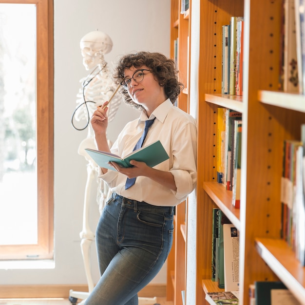 Photo gratuite adolescent, pensée, près, bibliothèques