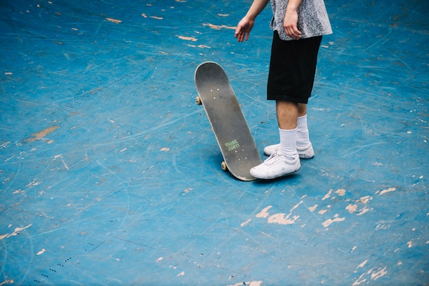 Adolescent avec planche à roulettes sur le fond du bol
