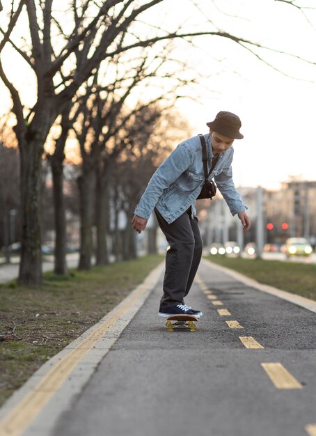 Adolescent avec planche à roulettes