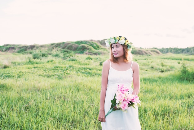 Adolescent posant avec une couronne et un beau bouquet