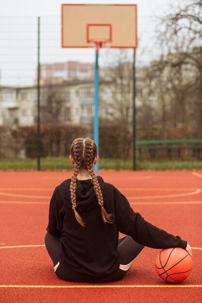 Adolescent posant sur le terrain de basket