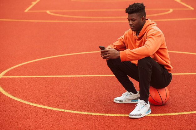 Adolescent posant sur le terrain de basket