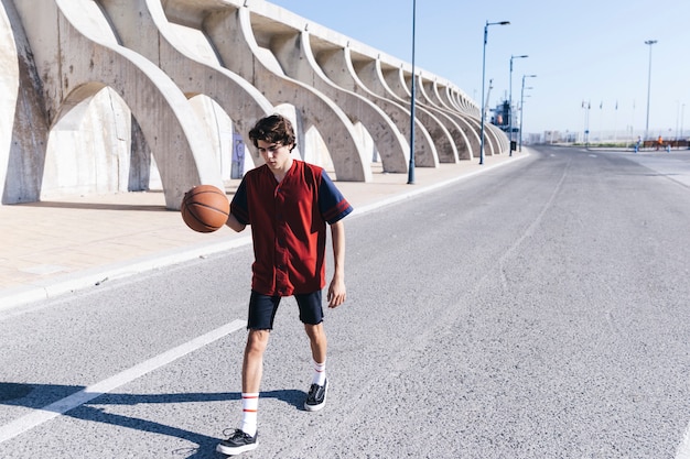 Adolescent, pratiquer, basketball, sur, route