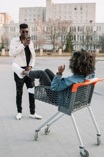 Adolescent, prendre une photo d'un ami dans le panier