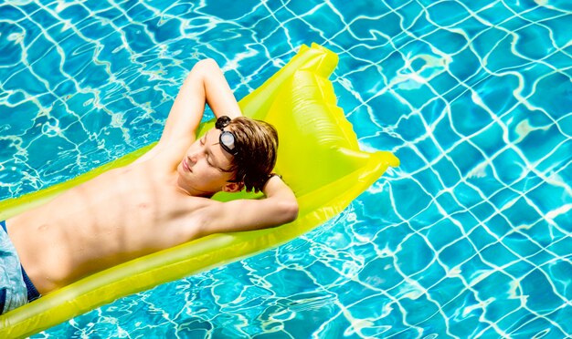 Adolescent, relaxant, à, matelas piscine