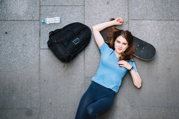 Photo gratuite adolescent, reposant sur une planche à roulettes