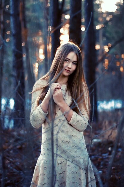 Adolescent avec robe et souriant dans le parc