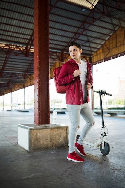 Adolescent avec scooter