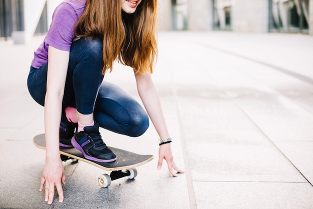 Adolescent sur skateboard touchant le plancher