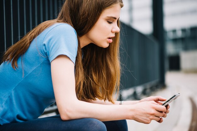 Adolescent avec smartphone