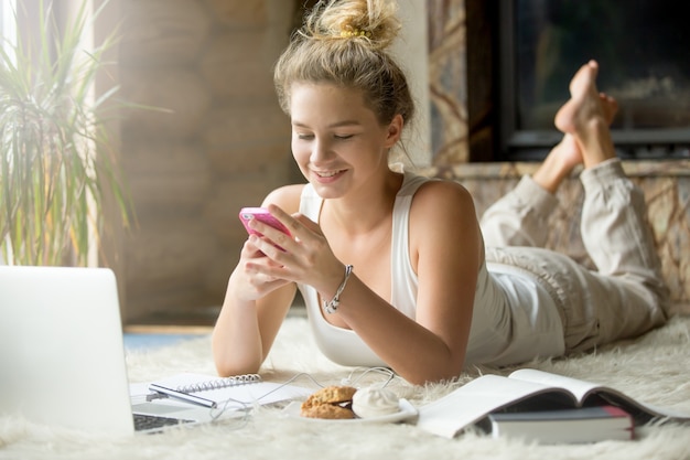 Adolescent avec téléphone intelligent à la maison