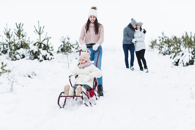 Adolescent, traction, traîneau, soeur, près, parents