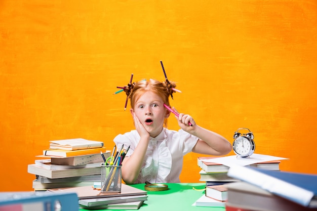 Adolescente avec beaucoup de livres