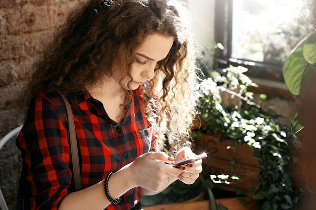 Photo gratuite une adolescente avec une coiffure ondulée posant