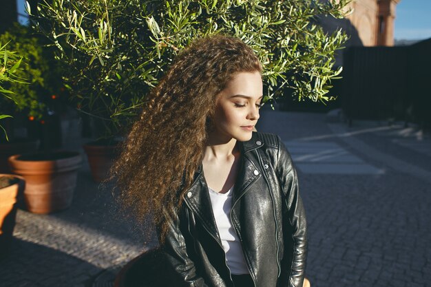 Une adolescente avec une coiffure ondulée posant