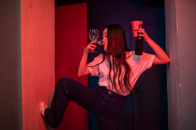 Photo gratuite adolescente de coup moyen avec des lunettes