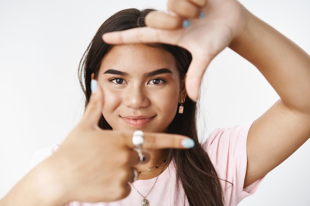 Une adolescente expressive dans un tshirt rose