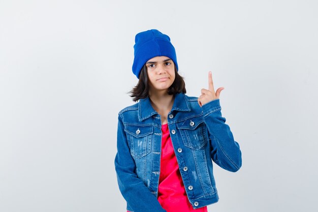 Photo gratuite une adolescente expressive pose