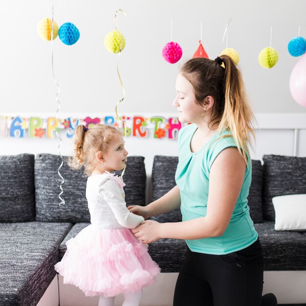 Adolescente et fille o fête d&#39;anniversaire