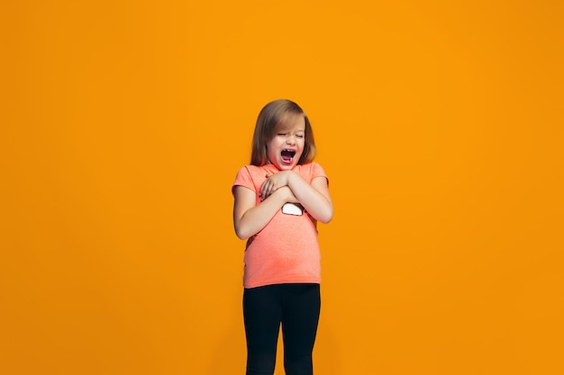 L'adolescente heureuse debout et souriant