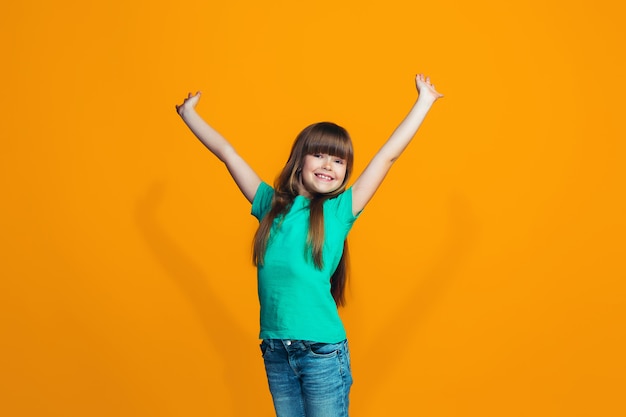 Adolescente Heureuse Réussite Célébrant être Un Gagnant. Image énergétique Dynamique Du Modèle Féminin