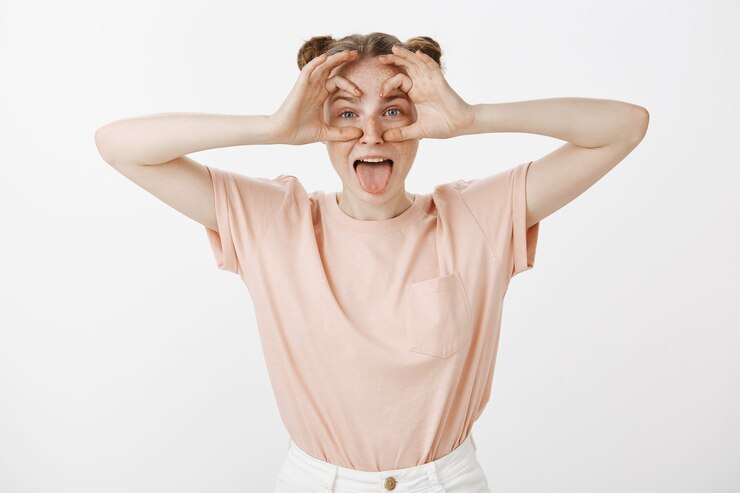 Photo gratuit adolescente insouciante posant contre le mur blanc