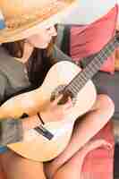 Photo gratuite adolescente, jouer guitare