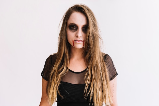 Adolescente Avec Le Maquillage De Vampire Et Les Cheveux En Désordre