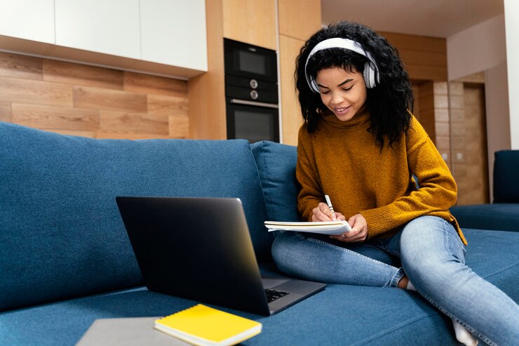 Photo gratuit adolescente avec ordinateur portable et écouteurs pendant l'école en ligne