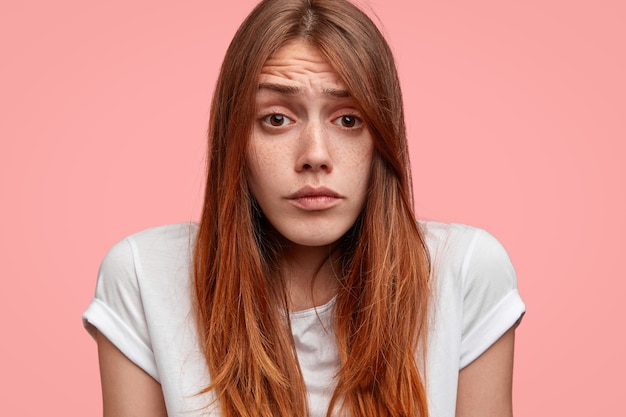 Photo gratuite adolescente portant un t-shirt blanc