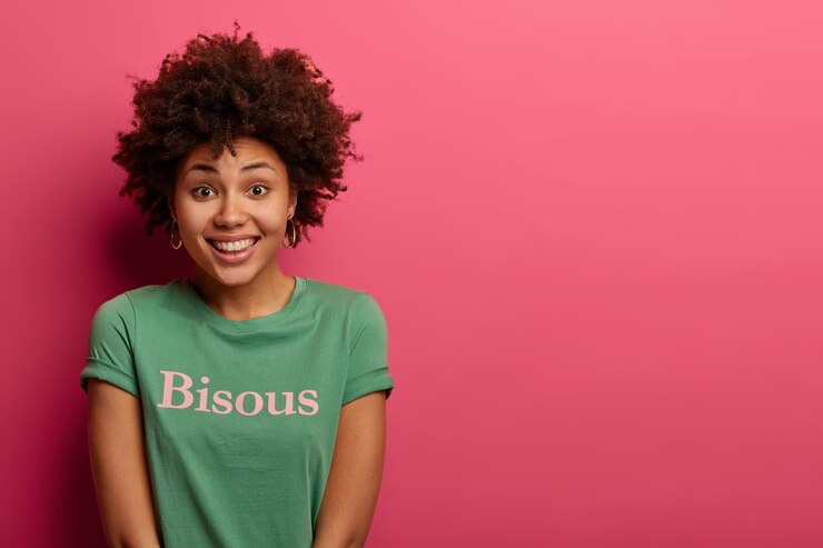 Photo gratuit une adolescente positive et heureuse sourit largement, se réjouit des bonnes nouvelles