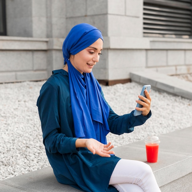 Adolescente à la recherche sur son téléphone