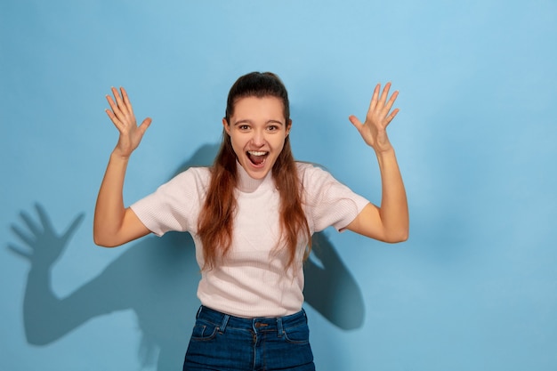 Photo gratuite adolescente en riant, choquée